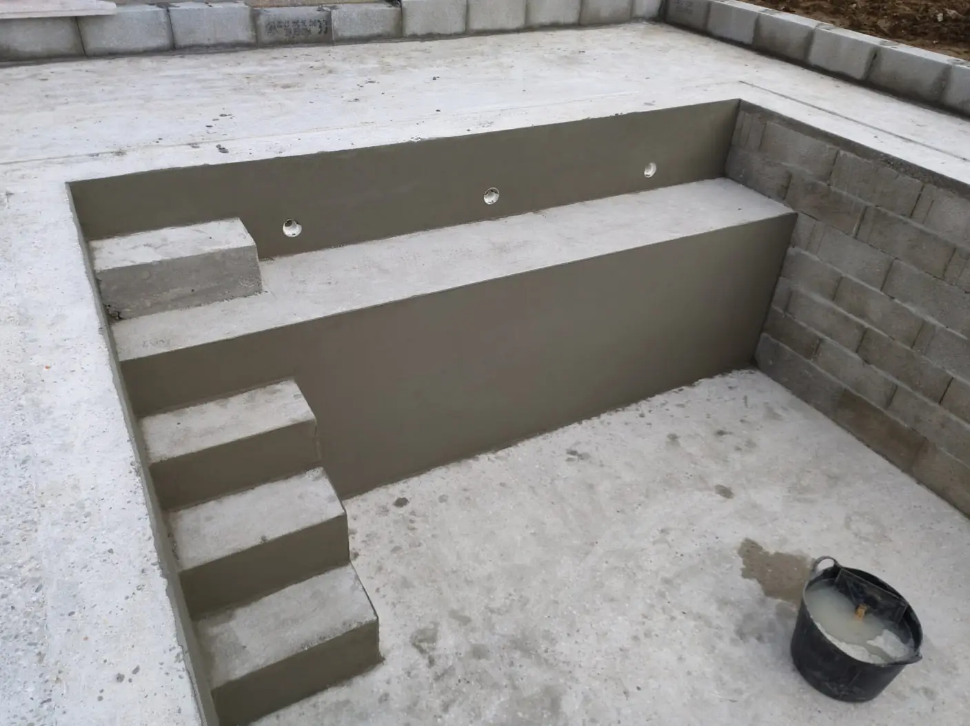 Piscine en construction à Châteauneuf-sur-Isère