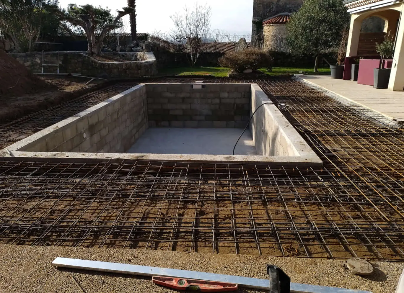 Piscine en construction à Saint-Jean-de-Muzols