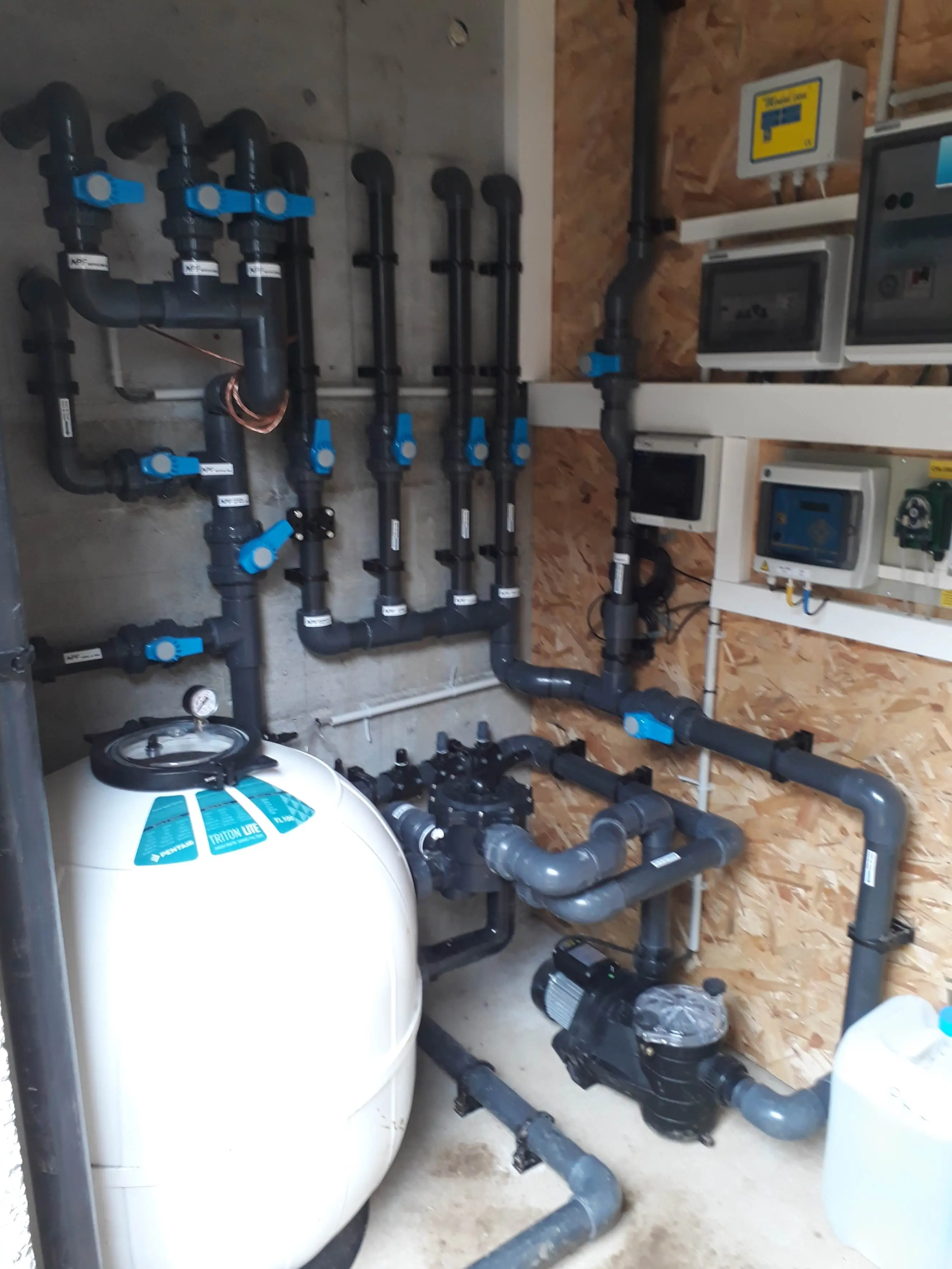 Étape d'étanchéité pour piscine à Châteauneuf-sur-Isère