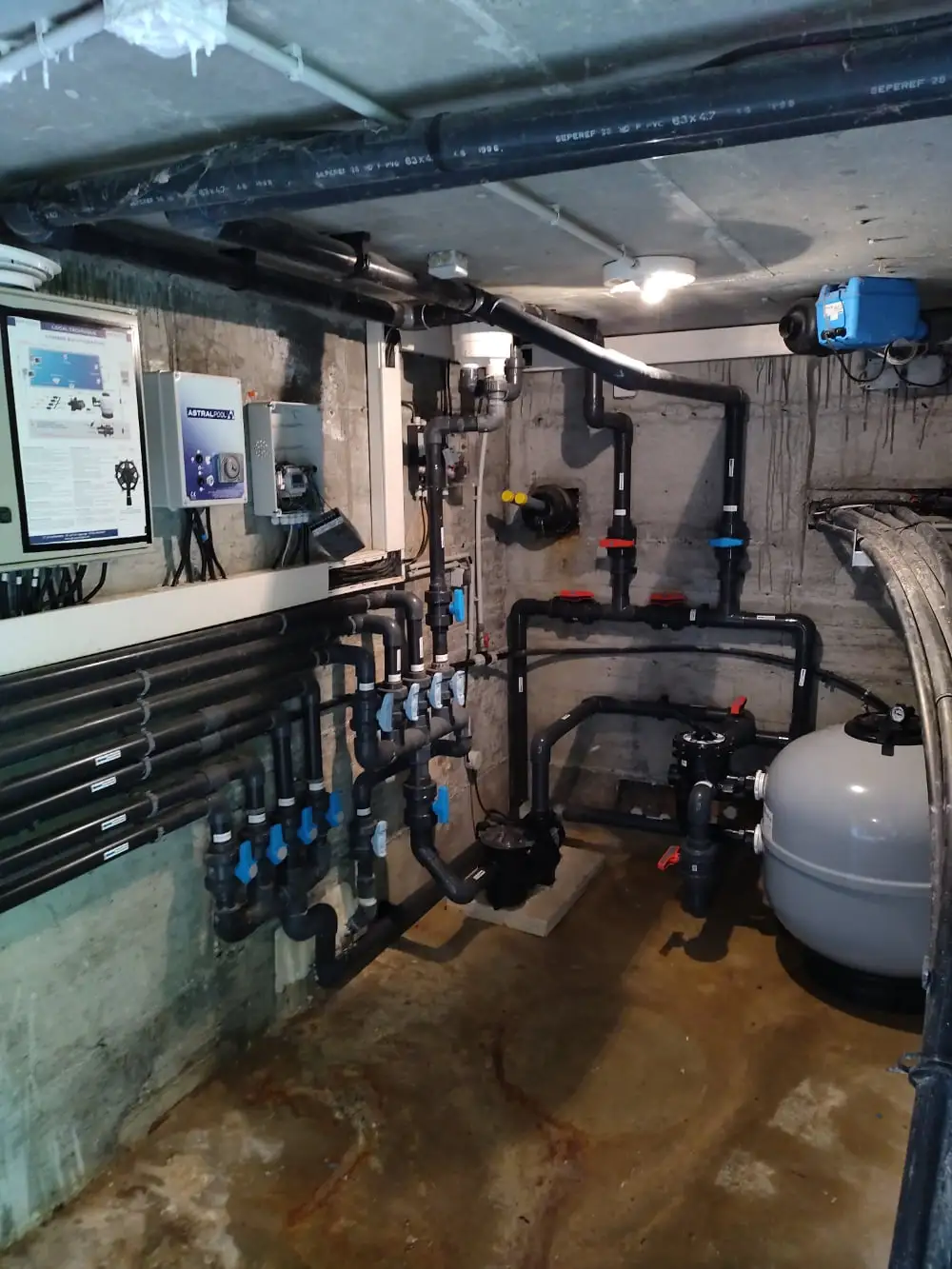 Étape d'étanchéité pour piscine à Glun