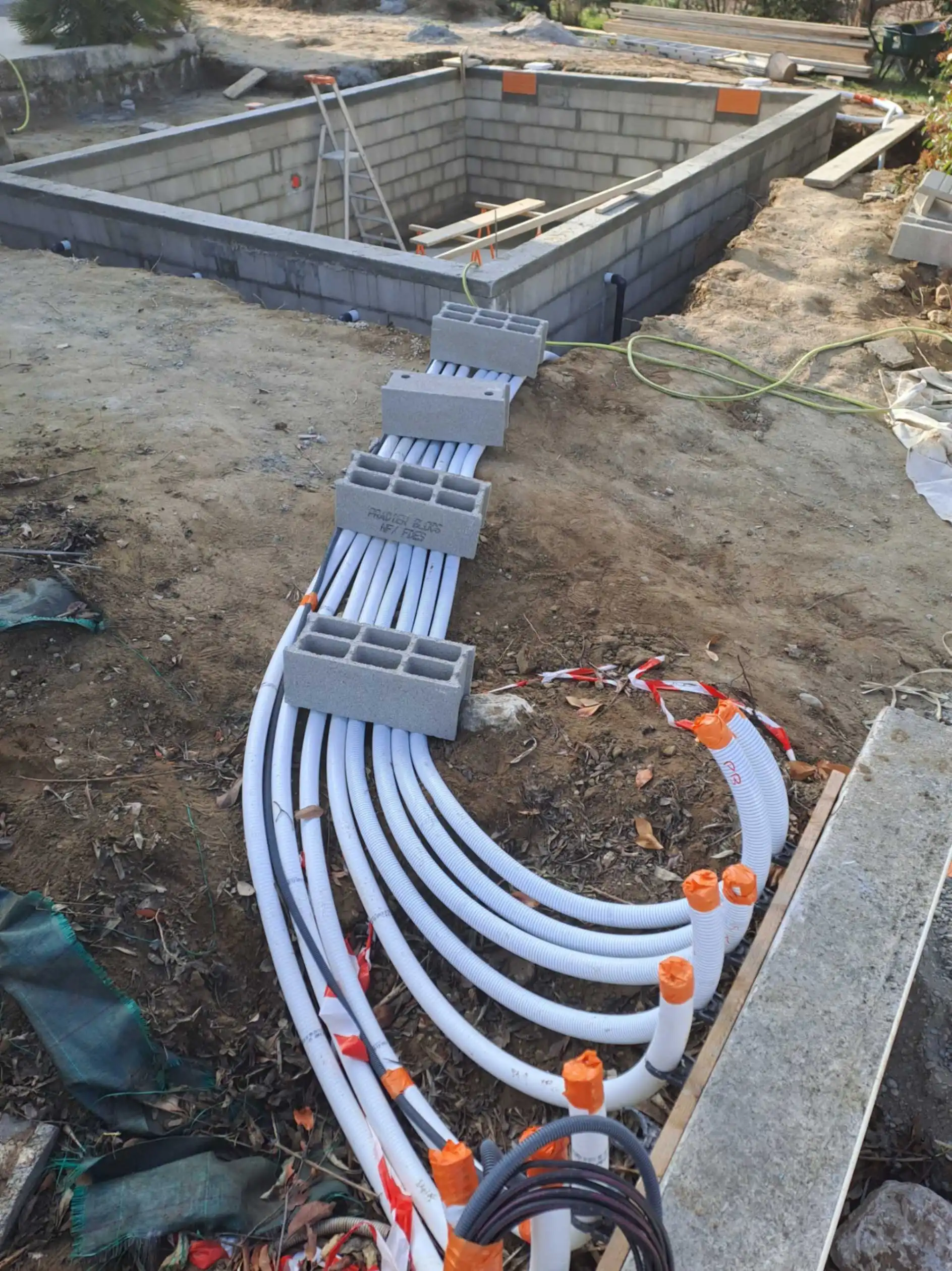 Préparation du bassin avant finitions à Portes-lès-Valence