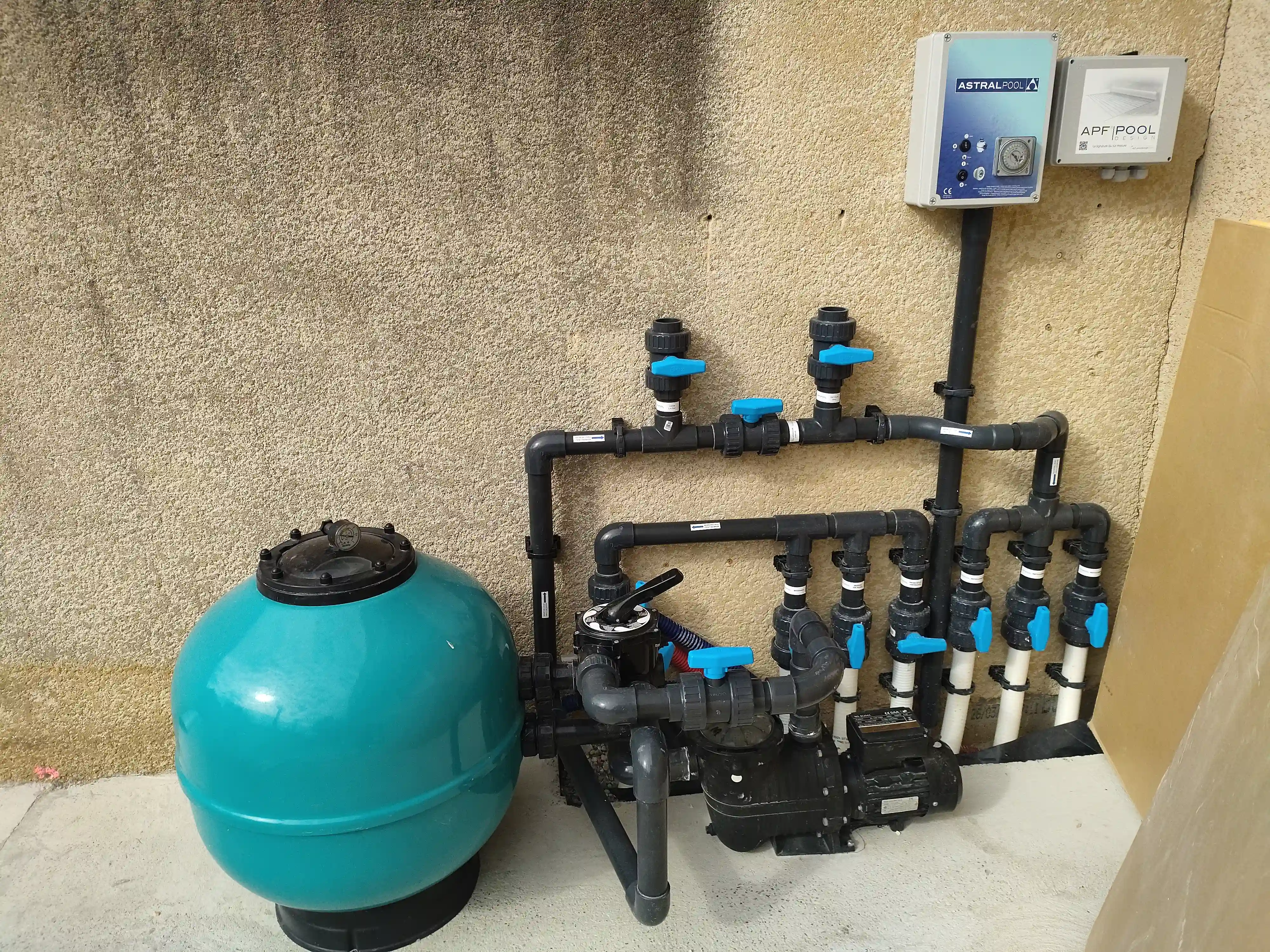 Local technique de piscine avec filtration