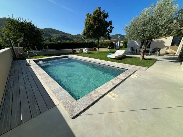 Piscine terminée avec plage et végétation