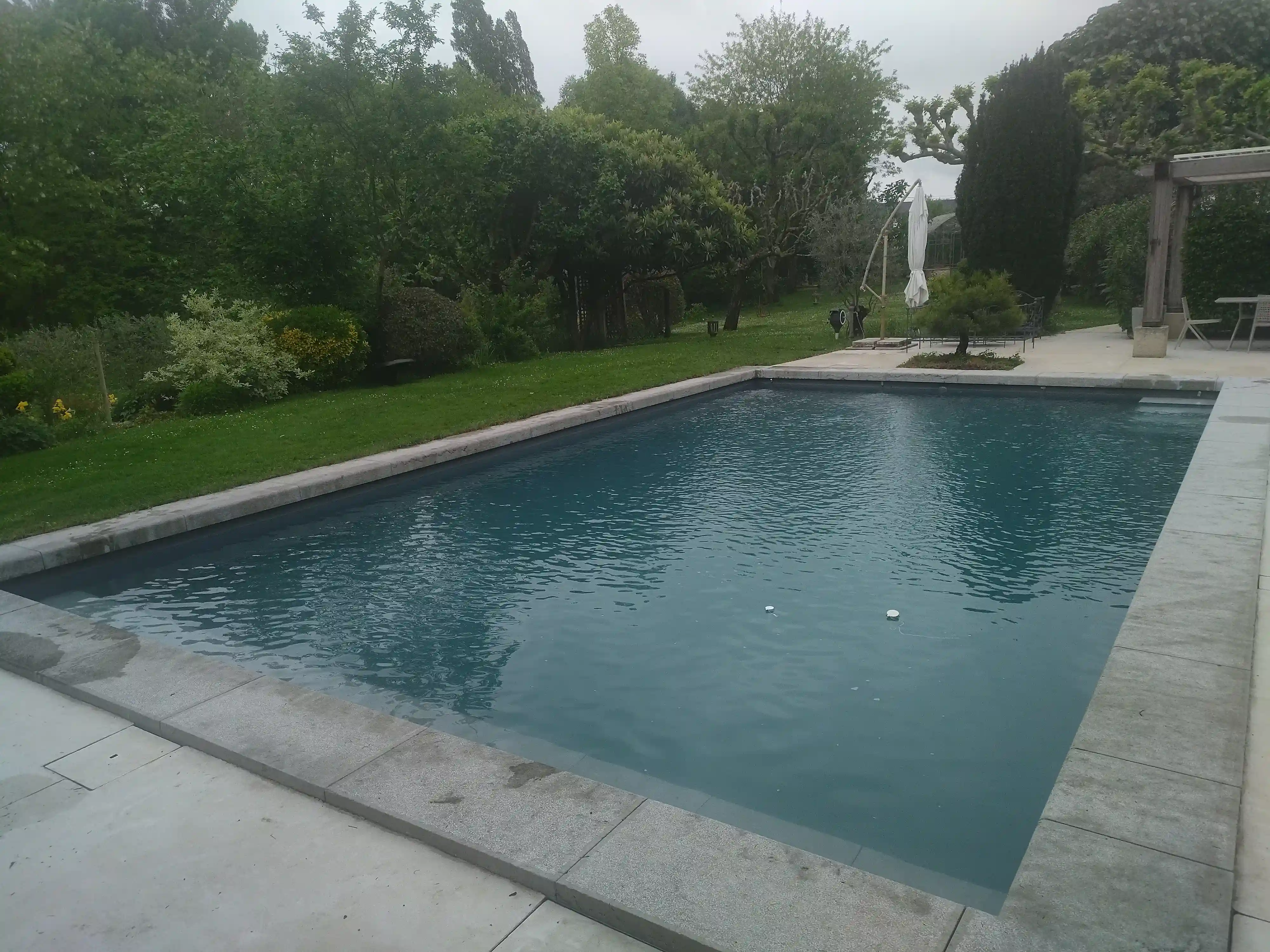 Piscine sur mesure à Glun avec jardin arboré