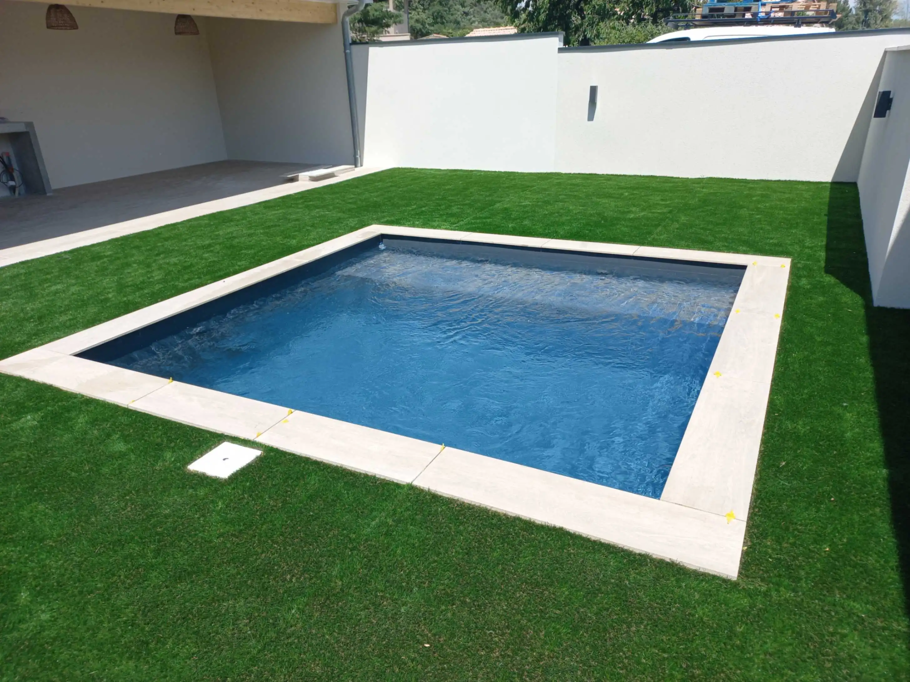 Piscine familiale conçue à Saint-Péray avec margelles modernes