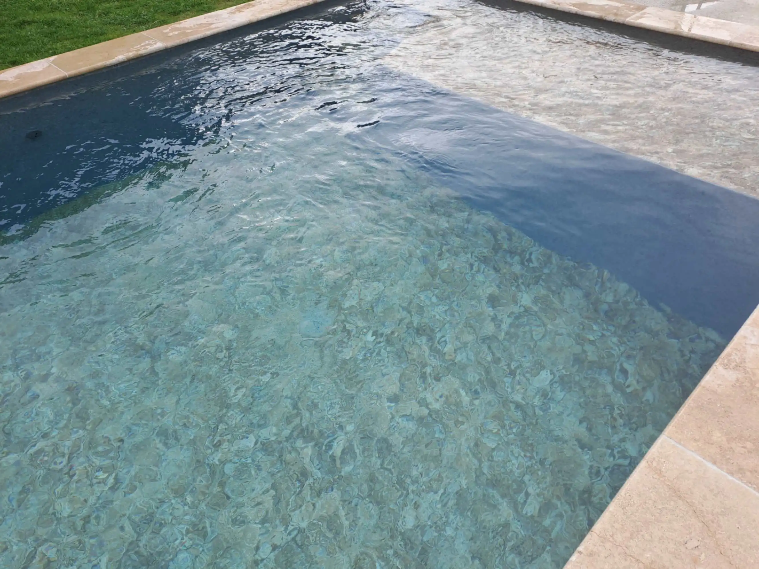 Piscine contemporaine réalisée à Tain-l'Hermitage