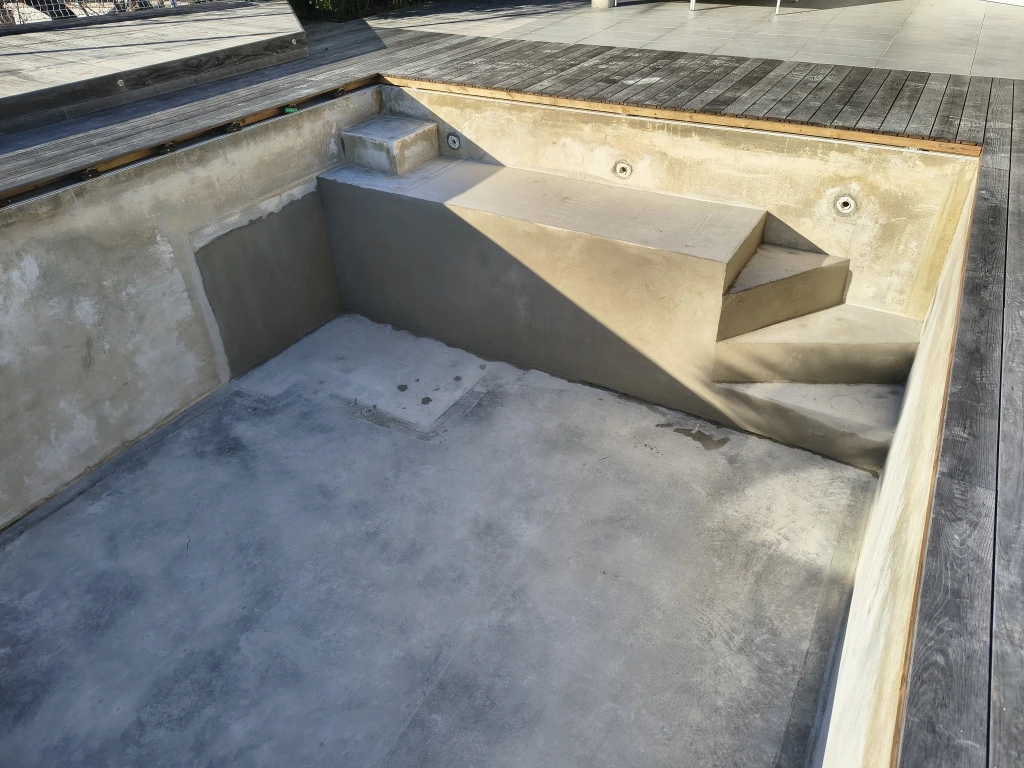 Détail technique d'une piscine à Glun