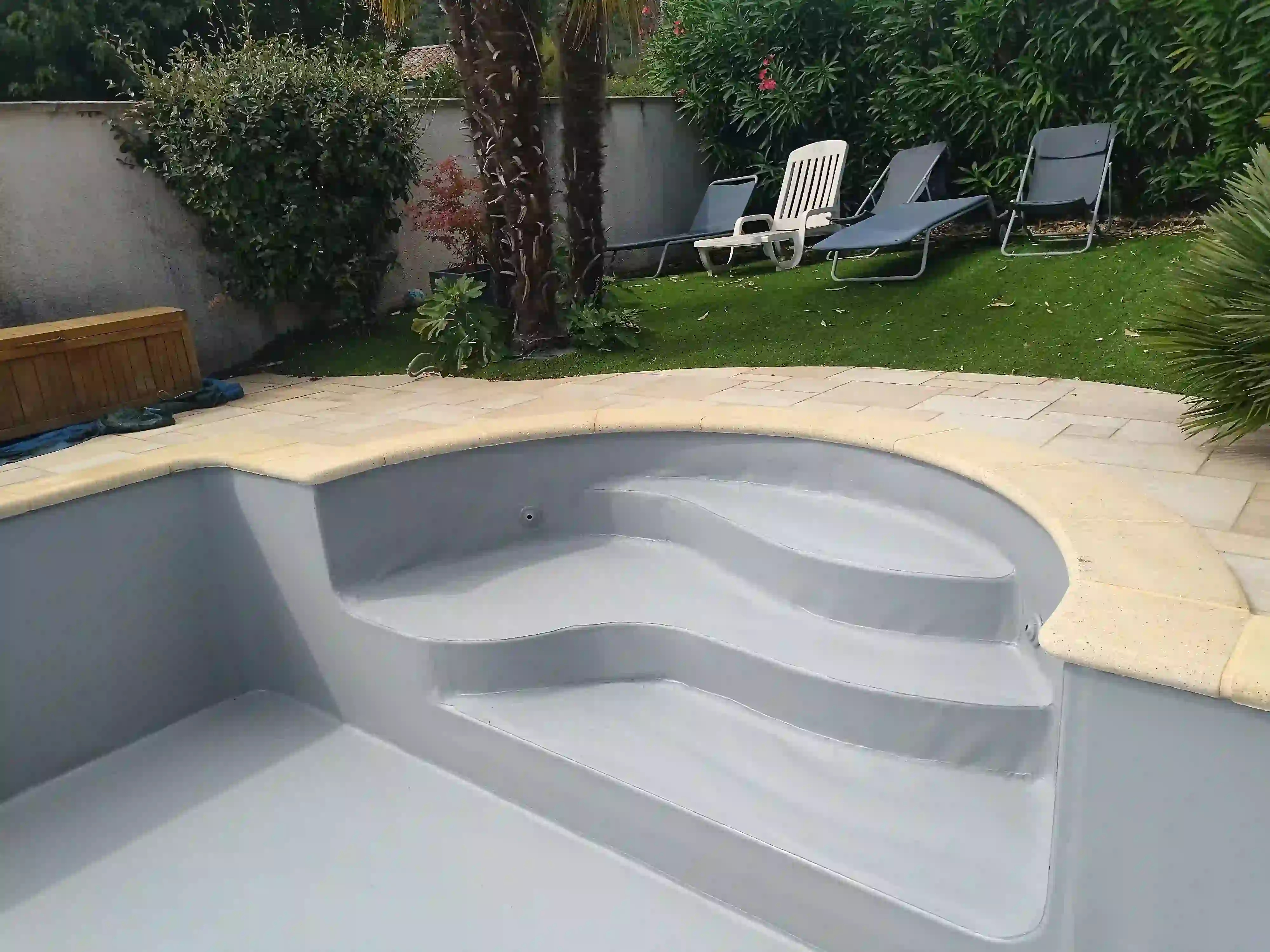 Technicien appliquant un revêtement d'étanchéité